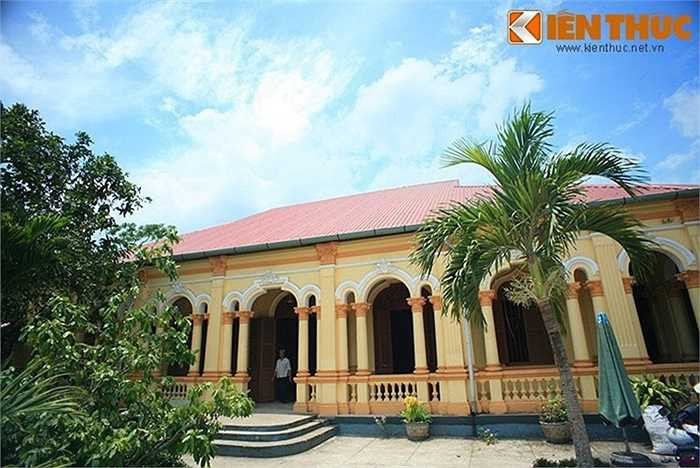 Nhà cổ tại Tiền Giang có sự hòa trộn giữa phong cách kiến trúc châu Âu - Á rõ rệt. Nếu như toàn bộ diện mạo mặt tiền, chi tiết trang trí gờ phào, hàng cột của ngôi nhà theo kiểu Tây, thì nội thất, chi tiết trang trí trong nhà mang đậm dấu ấn Nam Bộ. Ảnh: Quốc Lê.