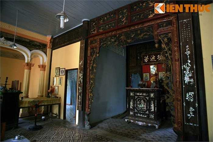 Nội thất gỗ, màu nâu gụ, khảm trai và các họa tiết điêu khắc trên bao lam theo kiểu truyền thống trong các ngôi nhà Việt. 