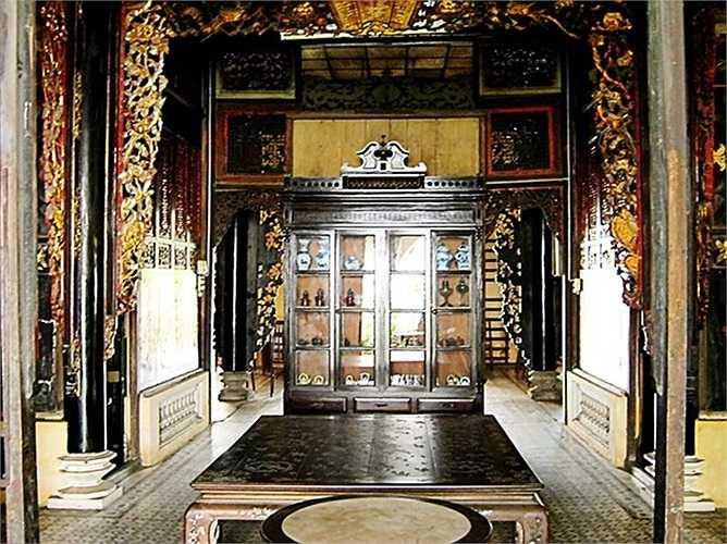 Ngôi nhà mang nét pha trộn hài hòa của kiến trúc Pháp, Việt. Mặt tiền với cổng vòm, cột, họa tiết trang trí hiện đại, phía trong là kiểu ba gian thuần Việt. 