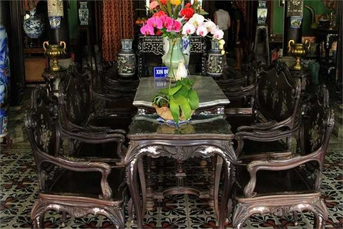 Bên trong nhà, chất liệu gỗ quý cẩn xà cừ mang đậm nét Nam Bộ được lưu giữ hàng trăm năm, bài trí gọn gàng, thanh thoát và giản dị.