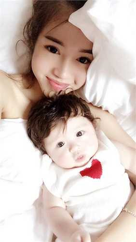 Dù sinh con được hai tháng, song vóc dáng Elly vẫn không có gì thay đổi. Thậm chí nhiều người nhận xét, Elly đẹp hơn sau khi làm mẹ.