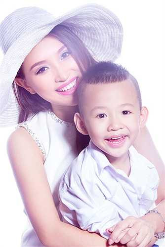 Dù đã bước qua tuổi 30 song nhan sắc ngày một đằm thắm của Vân Hugo khiến nhiều phụ nữ phải ao ước. 