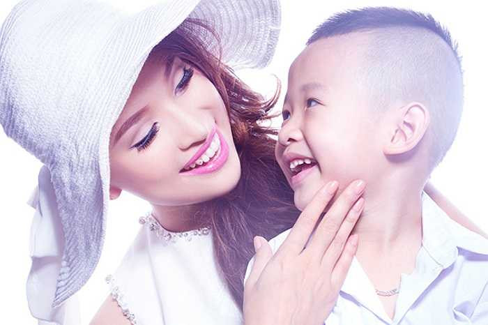 Sau khi chia tay chồng, Vân Hugo dành nhiều thời gian chăm sóc cha mẹ và cậu con trai kháu khỉnh. 