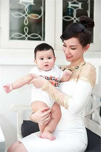 Quỳnh Chi lên xe hoa con dâu nhà đại gia ở Cần Thơ vào đầu năm 2012 trong khi sự nghiệp của cô đang rất phát triển. 