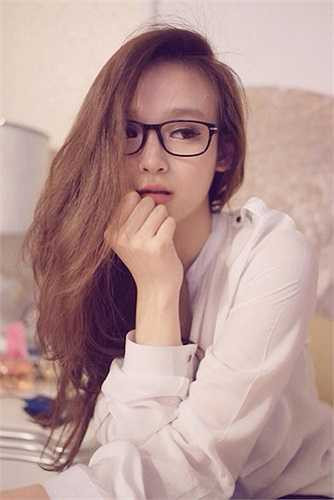 Sau khi sinh con, nhan sắc Huyền Baby được đánh giá đẹp hơn, đằm thắm và mặn mà hơn cả thời con gái. 