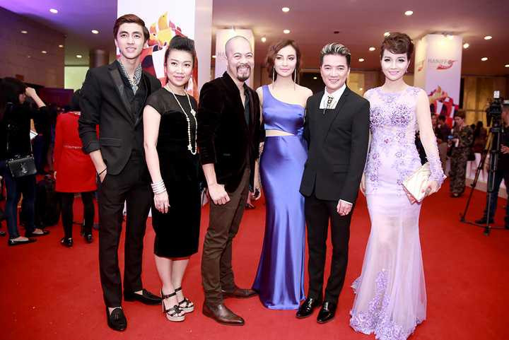 Mới đây, NTK Võ Thùy Dương từng gây bất ngờ khi thực hiện một bộ sưu tập áo dài dựa trên việc sử dụng nghệ thuật khảm trai và làm quạt - những nghề thủ công truyền thống của Hà Nội.