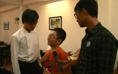 Thiên Vương giới thiệu bé Minh Đăng với sư phụ Trần Văn Dần.