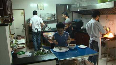 Suốt một tuần, cứ đi học về là em Minh Đăng cùng hiệp sĩ Thiên Vương đến nhà hàng để tầm sư học đạo.