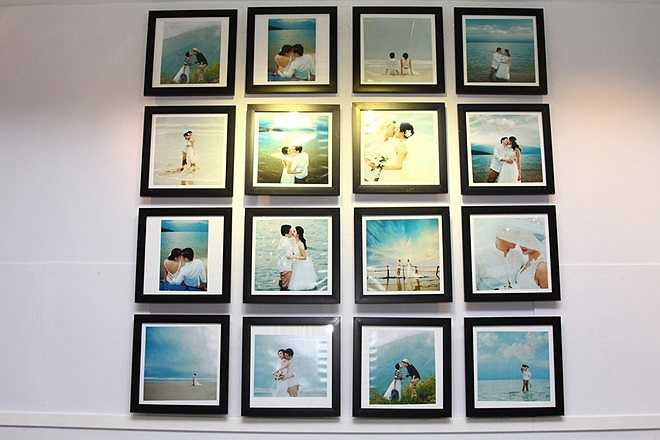 Toàn bộ những tấm hình cưới của anh hai được chụp trên biển tại Đà Nẵng đều được đóng khung, treo trên tường cần thận.