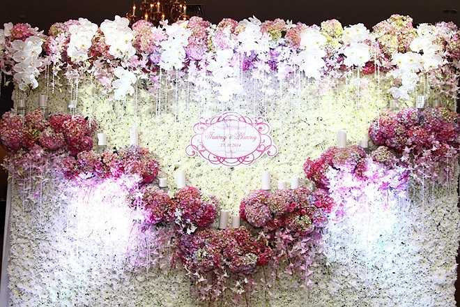 Không gian tiệc cưới tràn ngập hoa với hai màu sắc chủ đạo là trắng và hồng. Buổi tiệc do chính anh trai Lam Trường chuẩn bị để mừng hạnh phúc cho hai em.