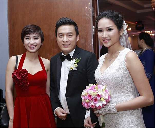 Ngoài Minh Thư, cháu gái Tiêu Châu Như Quỳnh cũng đến chúc mừng chú trong ngày trọng đại. Nữ ca sĩ diện váy đỏ gợi cảm khi đi ăn tiệc.