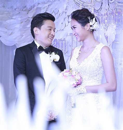 Đôi vợ chồng son dành cho nhau những cái nhìn tình tứ trong hôn lễ. Dù chênh lệch nhau 16 tuổi nhưng cả hai luôn tìm được tiếng nói chung trong cuộc sống. Trong mắt anh Hai, bà xã 9X là người tình cảm, sâu sắc và suy nghĩ già dặn trước tuổi.