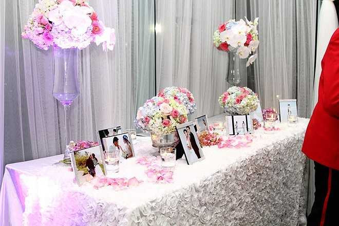 Tại khu vực sảnh của nhà hàng, anh dùng một bàn dài để trưng hoa và những tấm ảnh cưới lẫn đời thường của cặp đôi. Bộ ảnh cưới lãng mạn này được nam ca sĩ và bạn gái 9X thực hiện tại Đà Nẵng, ngay sau khi anh kết thúc vai trò huấn luyện viên ở cuộc thi The Voice Kids.