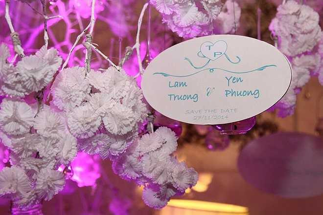 Trên cành hoa giấy còn trưng tên Lam Trường, Yến Phương do chính cặp đôi viết tay lãng mạn.