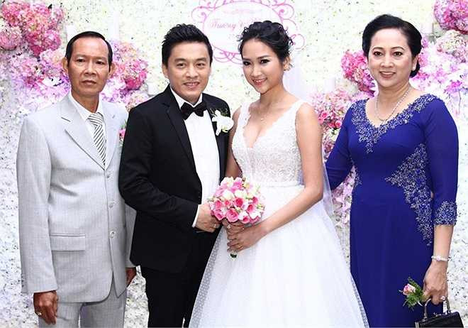 Cô dâu chú rể chụp hình lưu niệm cùng bố mẹ vợ. Lam Trường từng chia sẻ, bố mẹ vợ còn khá trẻ, chỉ bằng tuổi của anh giữa trong gia đình nên ban đầu anh khó khăn trong việc xưng hô. Mỗi lần ngại gọi bố mẹ, Yến Phương lại quay sang lườm. Bây giờ, anh đã quen và rất được lòng gia đình vợ.