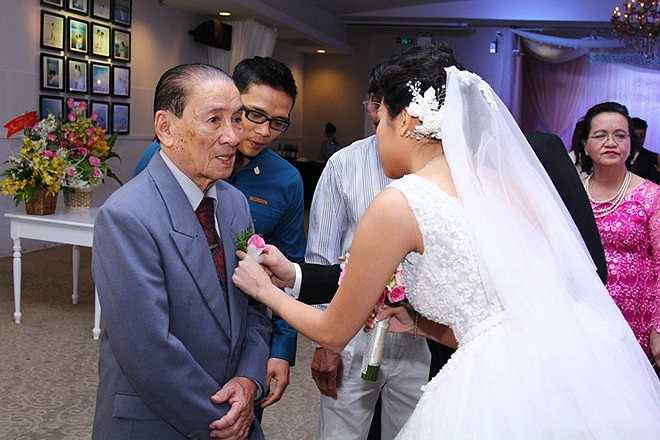 Lam Trường và Yến Phương cài hoa cho bố. Lam Trường - Yến Phương công khai yêu nhau từ năm 2013, nhưng phải đến đầu năm 2014 họ mới thoải mái chia sẻ chuyện tình cảm với công chúng. Anh Hai cho biết, tuy chênh lệch nhiều tuổi nhưng anh thấy cả hai rất hợp nhau.