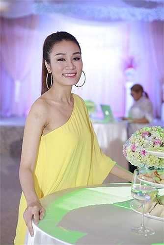 Cháu gái Lam Trường - ca sĩ Minh Thư diện đầm lệch vai nổi bật trong tiệc cưới. Cô đến từ khá sớm để phụ giúp chú.