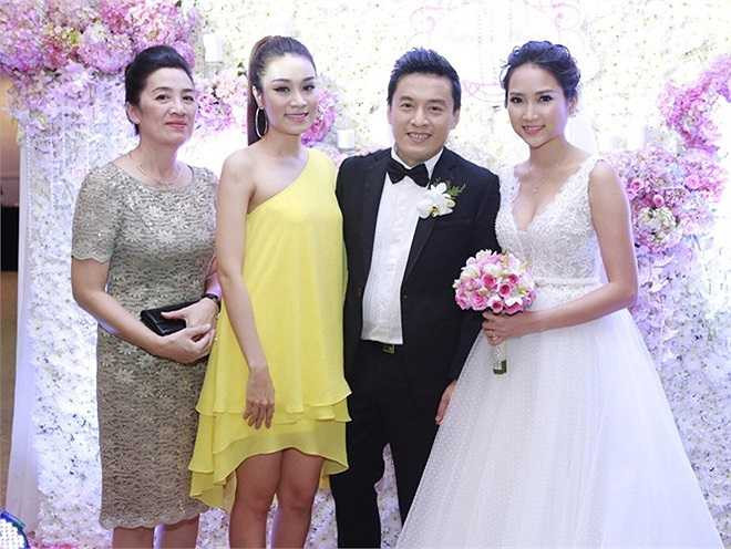 Nữ ca sĩ và mẹ chụp hình cùng vợ chồng anh Hai.