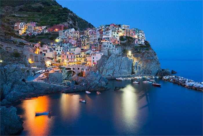 Manarola là 1 trong 5 làng nổi tiếng của Cinque Terre, Ý. Nơi đây thu hút du khách bởi những ngôi làng màu sắc sặc sỡ nằm san sát nhau.