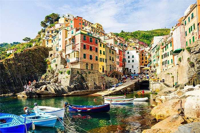Riomaggiore là một làng chài của tỉnh La Spezia, nằm tại một thung lũng nhỏ của vùng Liguria, Ý. Ngày nay nó lại trở thành nơi tham quan phổ biến của khách du lịch và người hành hương đến tôn vinh Thánh Amadour.