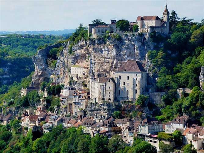 Rocamadour, Pháp: Được xây dựng từ thời Trung cổ, nằm cheo leo trên vách đá cao 150m thuộc địa phận tỉnh Lot, làng Rocamadour dễ mang lại ấn tượng mạnh mẽ cho du khách ngay từ ánh nhìn đầu tiên.