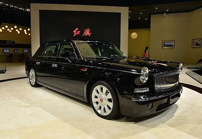 Dòng xe Hongqi được xuất xưởng từ năm 1958, từng là dòng xe chuyên chở các lãnh đạo TQ như Chủ tịch Mao Trạch Đông, Đặng Tiểu Bình… Những năm đầu của thập niên 80, dòng xe Hongqi bị ngừng sản xuất do khó khăn về kinh tế. 