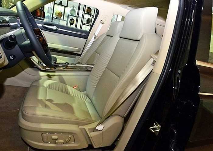 Hongqi L5 có kích thước khá lớn với chiều dài 5.555 mm, rộng 2.018 mm, cao 1.578 mm và dài cơ sở 3.435 mm.