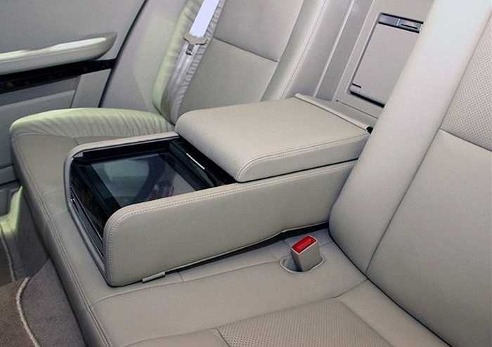 Hàng ghế phía sau khá rộng, kèm bảng điều khiển điện tử dành cho người ngồi sau