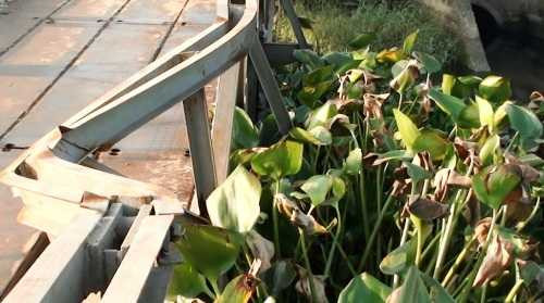 'Đứng tim' nhìn công nhân qua cầu sắt chờ sập ở Sài Gòn