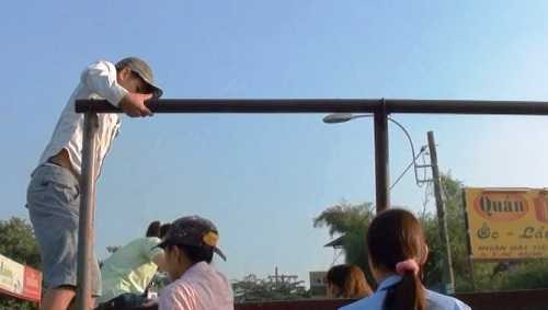 'Đứng tim' nhìn công nhân qua cầu sắt chờ sập ở Sài Gòn