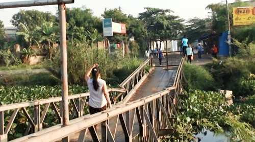 'Đứng tim' nhìn công nhân qua cầu sắt chờ sập ở Sài Gòn