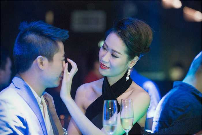 Xuất hiện trong một sự kiện mới đây, Hoa hậu thân thiện Dương Thùy Linh không ngần ngại tình tứ ông xã chốn đông người.