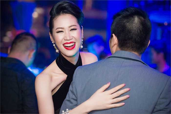 Hoa hậu thân thiện diện váy khoe vai trần quyến rũ, rạng rỡ và hạnh phúc.