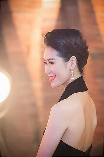 Ngắm thêm hình ảnh Dương Thùy Linh rạng rỡ hạnh phúc trong một sự kiện.