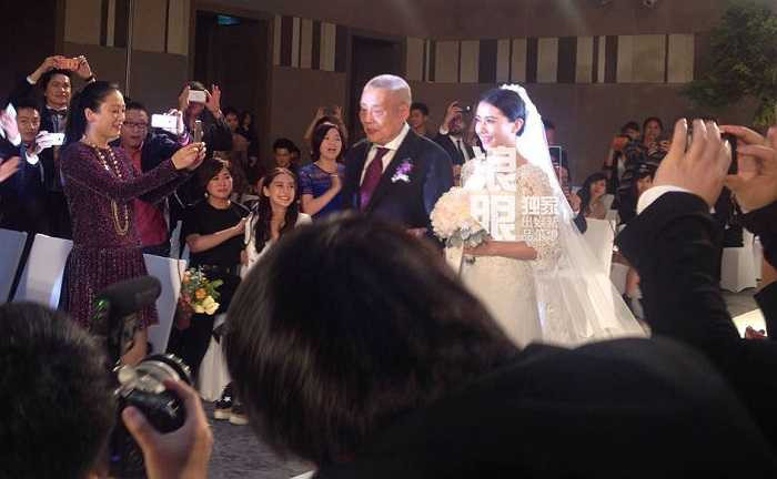 Hôn lễ của Triệu Hựu Đình - Cao Viên Viên đã diễn ra vào 17h chiều qua (28/11) trước sự chứng kiến của bạn bè, người thân và hàng chục phóng viên đưa tin tại một khách sạn sang trọng ở Đài Loan. 