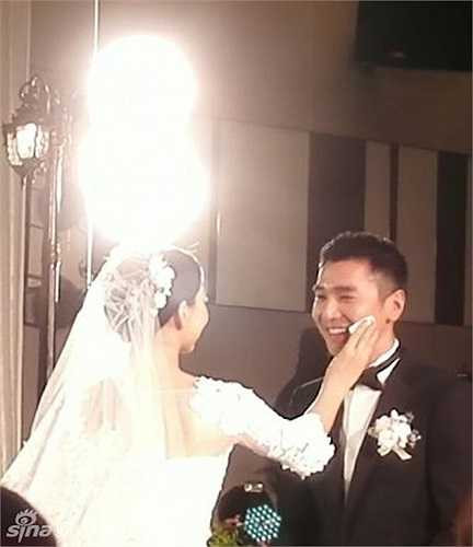 Cô dâu chăm sóc tận tình cho chú rể.