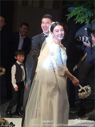 Cô dâu ném hoa cưới theo truyền thống.