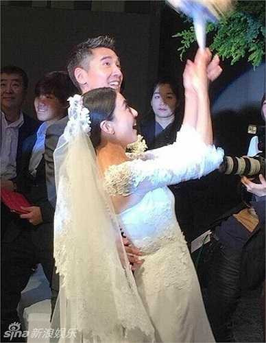 Hựu Đình ân cần đỡ vợ.