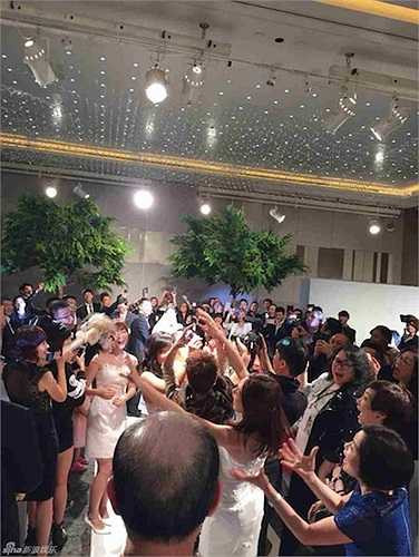 Đám đông hào hứng đón bó hoa cưới.