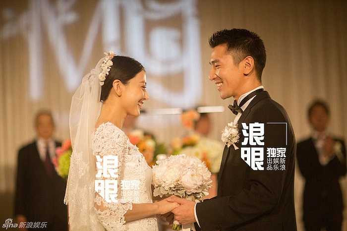 Triệu Hựu Đình không giấu nổi niềm hạnh phúc khi ngắm nhìn Viên Viên trong chiếc váy trắng tinh khôi. 