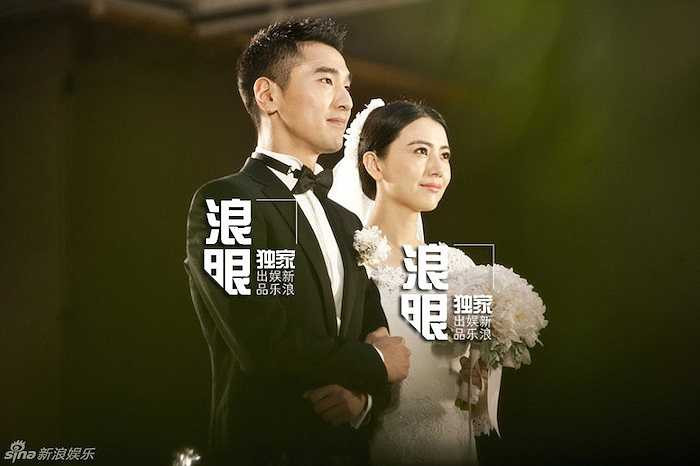 Hai người đứng chờ làm lễ.