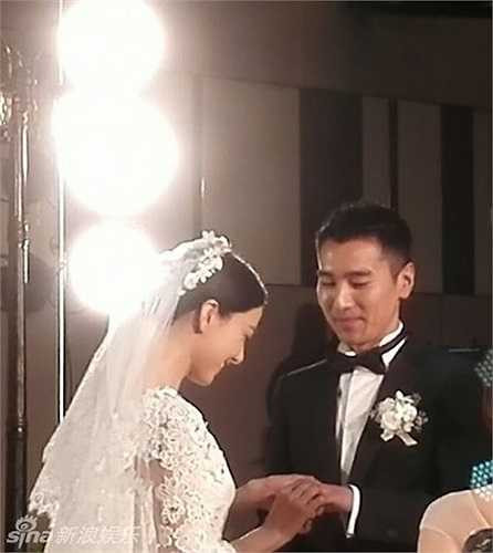 Viên Viên trao nhẫn cho Hựu Đình.