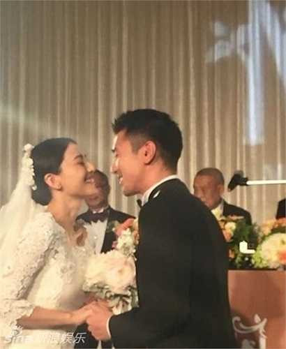 Nụ cười hạnh phúc của cặp uyên ương.