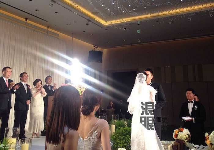 Đôi vợ chồng mới cưới hôn nhau đám đuối.