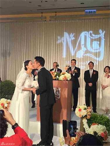 Những người có mặt trong lễ cưới vui mừng cho hạnh phúc của đôi trẻ.