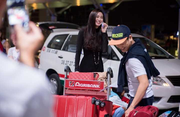 Khánh My phải bắt chuyến bay đêm để có mặt tại Anh tham dự tiệc cùng các doanh nhân và các ngôi sao nổi tiếng trước thêm show thời trang danh tiếng diễn ra.