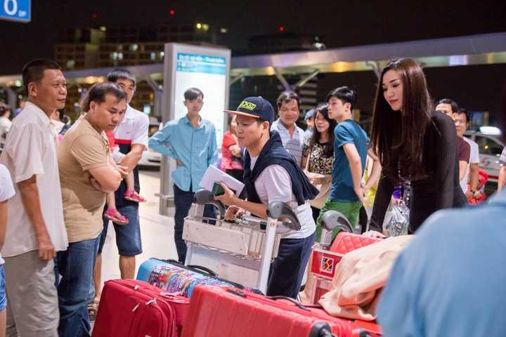 Cô nàng đi ghế hạng business xa xỉ nhất với hãng hàng không danh tiếng Emirates. Đây là một trong 10 hãng hàng không nổi tiếng thế giới khi đạt đẳng cấp như khách sạn 5 sao trên không.