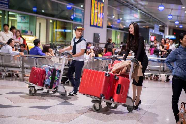 Với tư cách là khách mời danh dự của Victoria secret’s show, Khánh My sẽ được các vệ sĩ của show thời trang này đón tại sân bay và hộ tống về khách sạn 5 sao dành cho các doanh nhân và ngôi sao bậc nhất thế giới.