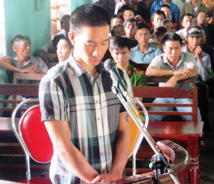 Say rượu gây náo loạn quán bar, đánh cả công an