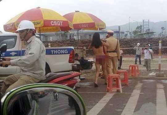 Sự thật cô gái lột váy sau khi bị CSGT thổi phạt